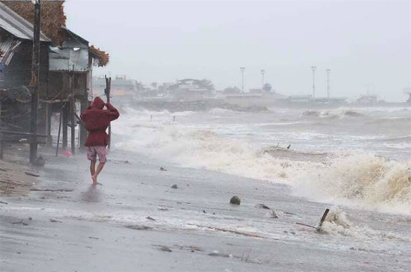 Fuertes olas golpeando la costa de Sorsogon, Centro de Filipinas. Obtenido de https://indianexpress.com/article/explained/explained-how-severe-is-typhoon-goni-asias-most-powerful-tropical-storm-of-2020-6912344/ 