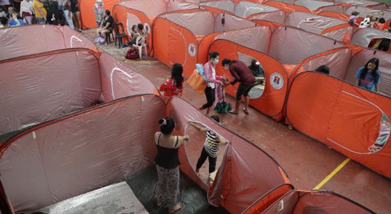 Personas siendo evacuadas en Malina, Filipinas. Obtenido de https://edition.cnn.com/2020/11/01/asia/philippines-super-typhoon-goni-landfall-intl-hnk/index.html 