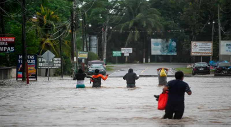 Inundación en Guatemala debido al huracán eta. Obtenido de https://www.theguardian.com/world/2020/nov/05/storm-eta-leaves-many-dozens-dead-across-central-america 