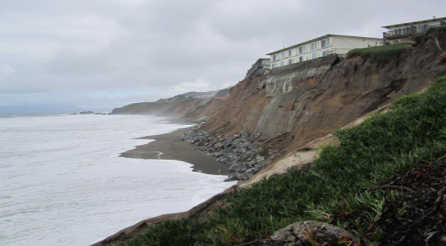 Erosión costera que afecta la propiedad privada. Obtenido de https://toolkit.climate.gov/topics/coastal-flood-risk/coastal-erosion 